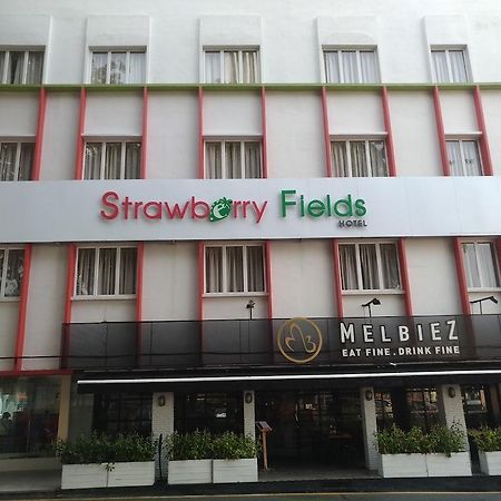 Hotel Strawberry Fields Петалинг-Джая Экстерьер фото