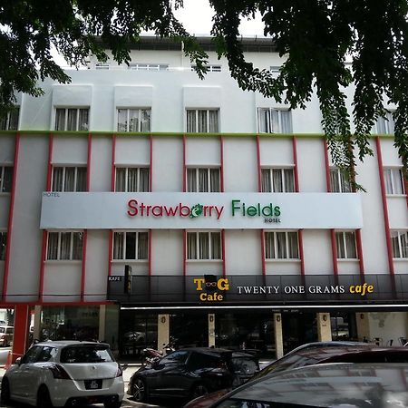 Hotel Strawberry Fields Петалинг-Джая Экстерьер фото